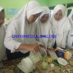 Siswa dan Kader Adiwiyata dalam membuat jus berbahan sayuran