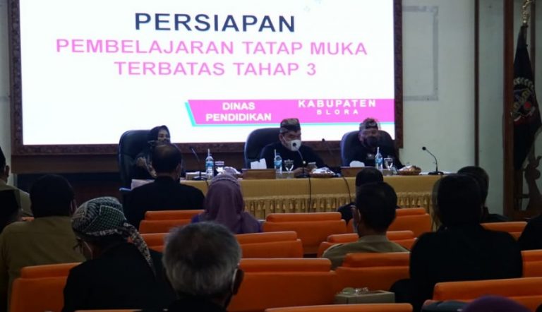 Bupati H. Arief Rohman, S.IP, M.Si setelah memimpin rapat koordinasi