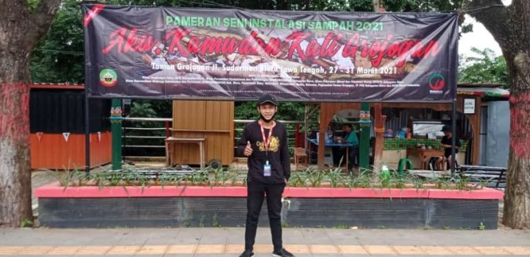 tetarikal berjudul "Teror Weden Sampah Kali Grojogan",