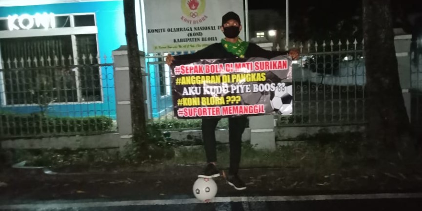 LILIK YULIANTORO, SUPPORTER SAMINISTA PERSIKABA BLORA, DALAM AKSINYA DI DEPAN KANTOR KONI DAN DPRD BLORA