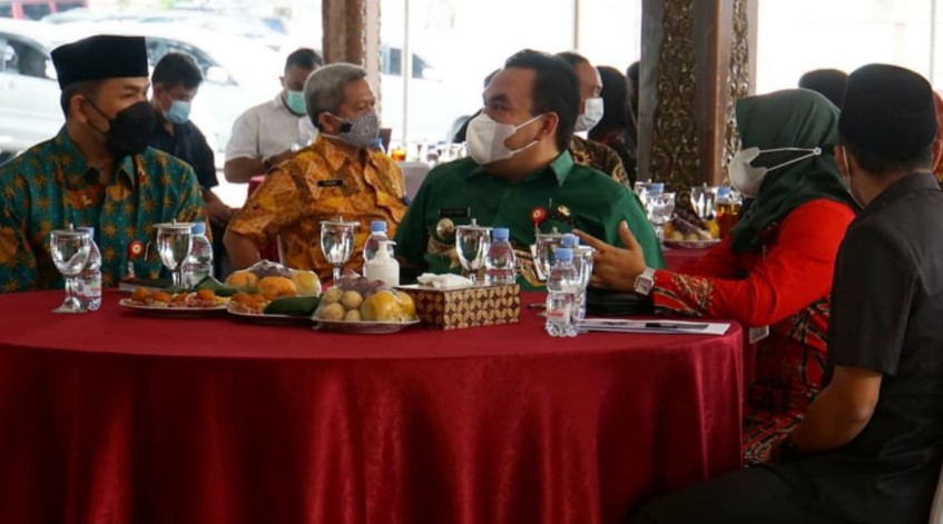 Bupati dan Wakil Bupati beserta OPD terkait bertolak ke Kabupaten Wonogiri guna studi banding atau kunjungan kerja terkait pengelolaan SRG. Yang mana SRG Wonogiri merupakan yang terbaik di Indonesia dan direkomendasikan oleh Kementerian Perdagangan dalam hal serap gabah dan penjualan pasca panen.