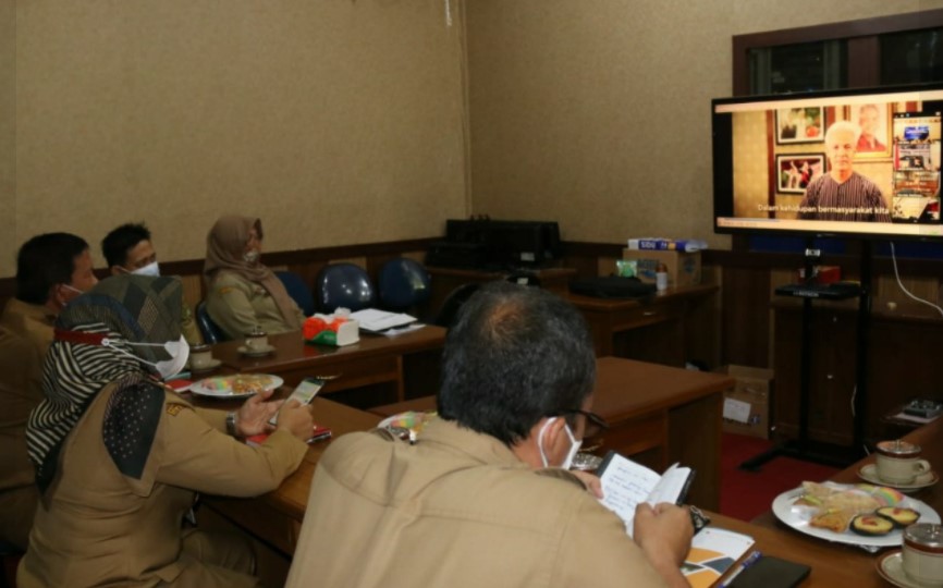 Mewakili Bupati H. Arief Rohman, S.IP, M.Si, Wakil Bupati Tri Yuli Setyowati, ST, MM mengikuti video conference sinergi membangun optimisme pemulihan ekonomi pasca pandemi covid 19 bertempat di Data Center Setda Kab. Blora.