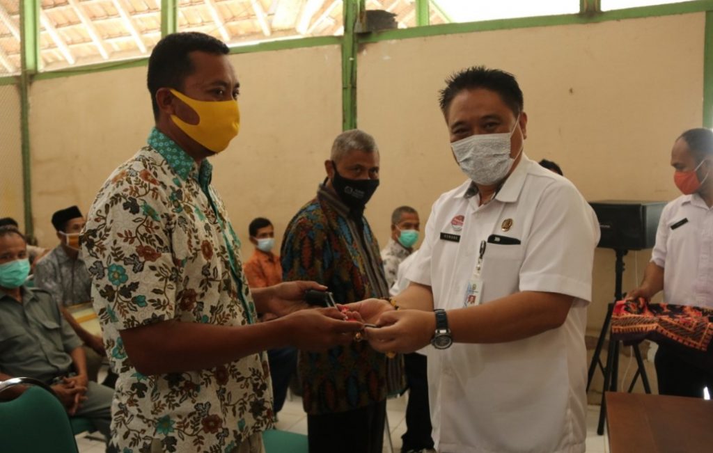 Pemkab secara simbolis berikan bantuan kepada kelompok tani