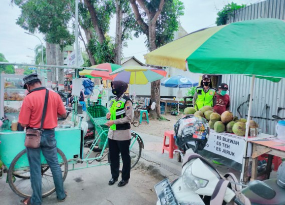 Anggota Polisi Wanita (Polwan) Polres Blora Polda Jawa Tengah menggelar patroli dialogis di Kawasan Alun Alun Kabupaten Blora dan Lapangan Kridosono Blora, Minggu (30/5/2021), imbau Kamtibmas & Protokol Kesehatan kepada masyarakat di Kawasan Alun alun dan Lapangan Kridosono.