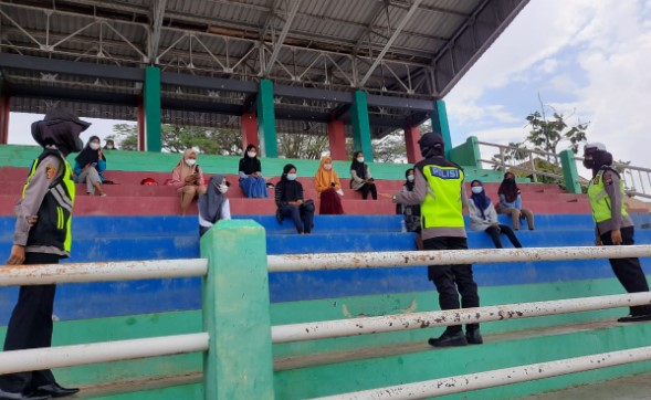 Anggota Polisi Wanita (Polwan) Polres Blora Polda Jawa Tengah menggelar patroli dialogis di Kawasan Alun Alun Kabupaten Blora dan Lapangan Kridosono Blora, Minggu (30/5/2021), imbau Kamtibmas & Protokol Kesehatan kepada masyarakat di Kawasan Alun alun dan Lapangan Kridosono.