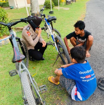 Anggota Polisi Wanita (Polwan) Polres Blora Polda Jawa Tengah menggelar patroli dialogis di Kawasan Alun Alun Kabupaten Blora dan Lapangan Kridosono Blora, Minggu (30/5/2021), imbau Kamtibmas & Protokol Kesehatan kepada masyarakat di Kawasan Alun alun dan Lapangan Kridosono.