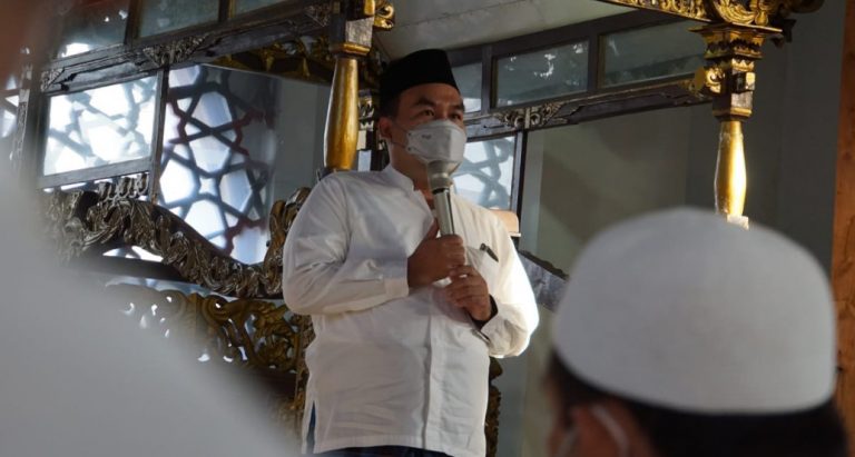Dalam rangka Hari Raya Idul Fitri 1 Syawal 1442 H, Bupati H. Arief Rohman, S.IP., M.Si., Kamis pagi (13/5/2021) melaksanakan sholat ied di Masjid Agung Baitunnur Alun-alun Blora. Dengan ditemani keluarga, Bupati berjalan kaki dari rumah dinas menuju masjid yang berjarak sekitar 150 meter. Karena masih dalam kondisi pandemi, pelaksanaan sholat ied pun dilakukan sesuai protokol kesehatan (prokes). Sebelum masuk masjid, dengan menggunakan masker, Bupati dan keluarga dicek suhu badannya dan mencuci tangan. Sedangkan di dalam masjid juga dilakukan pengaturan jarak jamaah