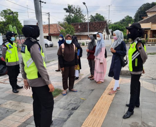 Anggota Polisi Wanita (Polwan) Polres Blora Polda Jawa Tengah menggelar patroli dialogis di Kawasan Alun Alun Kabupaten Blora dan Lapangan Kridosono Blora, Minggu (30/5/2021), imbau Kamtibmas & Protokol Kesehatan kepada masyarakat di Kawasan Alun alun dan Lapangan Kridosono.