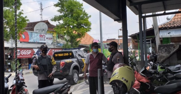Polsek Jati Polres Blora menggelar patroli protokol kesehatan dilokasi keramaian masyarakat seperti kawasan pertokoan, pasar, pemukiman penduduk dan obyek vital diwilayah setempat.