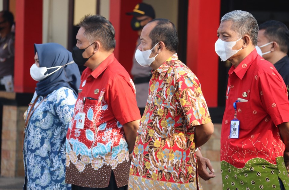 Bupati Blora, Dandim Blora, perwakilan Ketua DPRD Blora, Kapolres Blora, Kepala Kemenag Blora, dan Kepala Kejaksaan Negeri Blora melakukan penandatanganan nota kesepakatan bersama tentang pembatasan kegiatan hajatan masyarakat pada masa pandemi Covid-19 di Kabupaten Blora di halaman Mapolres Blora, pada Jumat (11/6/2021).