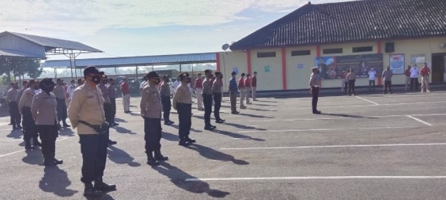 Kabag Sumda Polres Blora Kompol Sunarso, SH, MH bersama Pejabat Utama Polres Blora, para kasi, kanit serta anggota dan PNS Polres Blora menekankan kepada anggota tentang pentingnya protokol kesehatan, menyikapi meningkatnya kasus Covid-19 di Kabupaten Blora