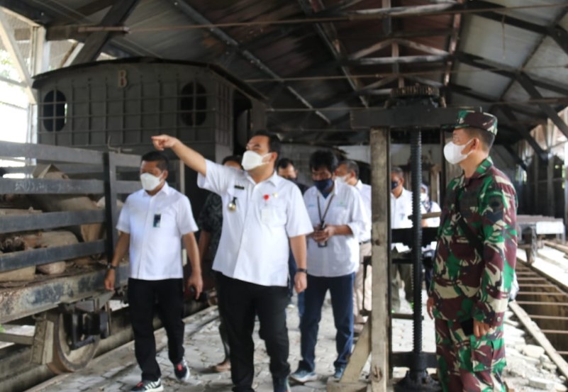 Bupati beserta Dirut Perhutani meninjau salah satu wisata edukasi Heritage Trainz Loco Tour Cepu yang dikelola oleh KPH Perhutani Cepu. Setelah rombongan meninjau koleksi-koleksi kereta tua yang ada, kemudian rombongan berkesempatan menaiki salah satu kereta berkeliling kawasan setempat. Bupati berharap Heritage Trainz Loco Tour Cepu ini juga bisa dikembangkan, selain kerjasama dengan Perhutani juga dengan Pemkab Bojonegoro. Karena jalur relnya melintas hingga Desa Batokan Kecamatan Kasiman dan berputar hingga Gubug Payung.