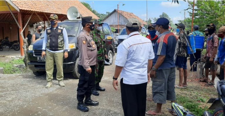 Untuk menekan penularan Covid-19 di wilayah Kecamatan Kedungtuban Kabupaten Blora Jawa Tengah. Forkompincam Kedungtuban bersama tim satgas Covid-19 terus menggelorakan tindakan pencegahan.
