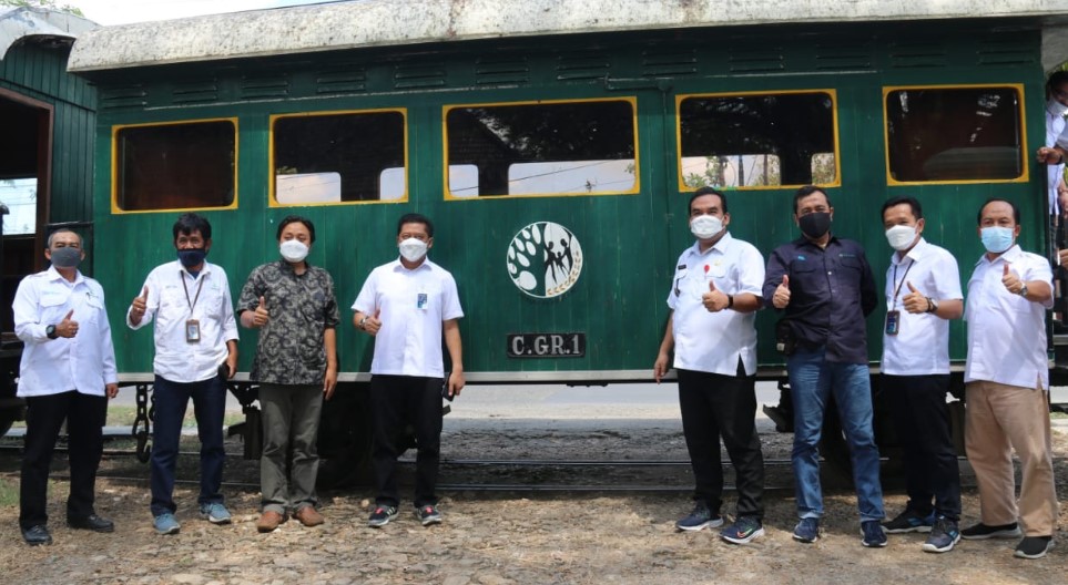 Bupati beserta Dirut Perhutani meninjau salah satu wisata edukasi Heritage Trainz Loco Tour Cepu yang dikelola oleh KPH Perhutani Cepu. Setelah rombongan meninjau koleksi-koleksi kereta tua yang ada, kemudian rombongan berkesempatan menaiki salah satu kereta berkeliling kawasan setempat. Bupati berharap Heritage Trainz Loco Tour Cepu ini juga bisa dikembangkan, selain kerjasama dengan Perhutani juga dengan Pemkab Bojonegoro. Karena jalur relnya melintas hingga Desa Batokan Kecamatan Kasiman dan berputar hingga Gubug Payung.