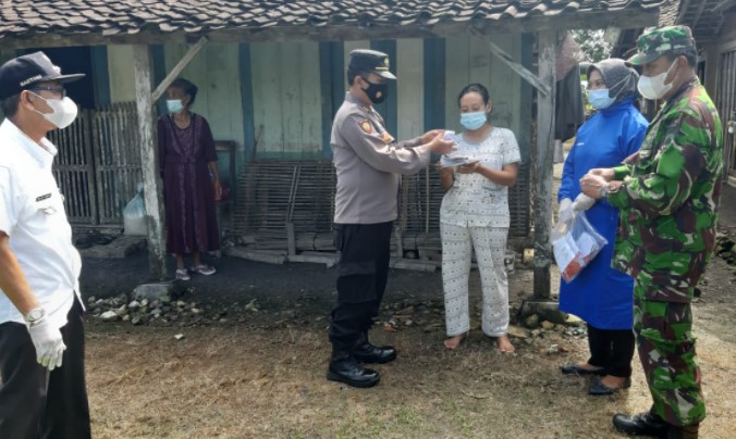 Tim gabungan Polsek Kedungtuban, Koramil, Satpol PP dan tim Satgas Covid-19 kecamatan Kedungtuban turun langsung ke pelosok desa, dengan menggunakan kendaraan patroli masing masing. Sebagian petugas melakukan penyemprotan disinfektan, dan lainnya ada yang menyampaikan imbauan protokol kesehatan dengan menggunakan pengeras suara, sementara itu bagi warga yang belum punya masker dibagikan secara gratis oleh petugas.