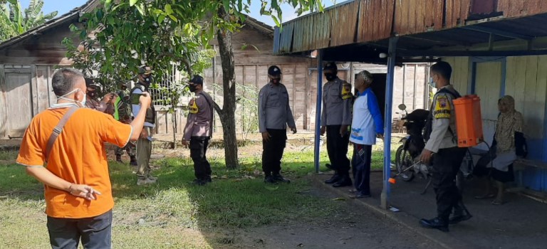 Tim gabungan Polsek Kedungtuban, Koramil, Satpol PP dan tim Satgas Covid-19 kecamatan Kedungtuban turun langsung ke pelosok desa, dengan menggunakan kendaraan patroli masing masing. Sebagian petugas melakukan penyemprotan disinfektan, dan lainnya ada yang menyampaikan imbauan protokol kesehatan dengan menggunakan pengeras suara, sementara itu bagi warga yang belum punya masker dibagikan secara gratis oleh petugas.