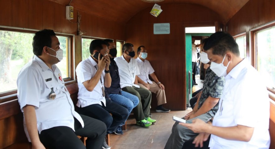 Bupati beserta Dirut Perhutani meninjau salah satu wisata edukasi Heritage Trainz Loco Tour Cepu yang dikelola oleh KPH Perhutani Cepu. Setelah rombongan meninjau koleksi-koleksi kereta tua yang ada, kemudian rombongan berkesempatan menaiki salah satu kereta berkeliling kawasan setempat. Bupati berharap Heritage Trainz Loco Tour Cepu ini juga bisa dikembangkan, selain kerjasama dengan Perhutani juga dengan Pemkab Bojonegoro. Karena jalur relnya melintas hingga Desa Batokan Kecamatan Kasiman dan berputar hingga Gubug Payung.