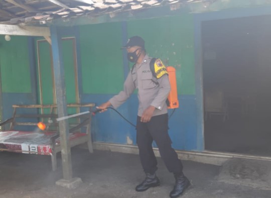 Tim gabungan Polsek Kedungtuban, Koramil, Satpol PP dan tim Satgas Covid-19 kecamatan Kedungtuban turun langsung ke pelosok desa, dengan menggunakan kendaraan patroli masing masing. Sebagian petugas melakukan penyemprotan disinfektan, dan lainnya ada yang menyampaikan imbauan protokol kesehatan dengan menggunakan pengeras suara, sementara itu bagi warga yang belum punya masker dibagikan secara gratis oleh petugas.