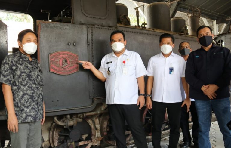 Bupati Blora H. Arief Rohman, S.IP, M.Si bersama Direktur Utama (Dirut) Perum Perhutani, Wahyu Kuncoro berkesempatan mengunjungi kawasan Wana Wisata Hutan Alam Jati 'Gubug Payung' yang berada pada kawasan hutan jati KPH Cepu di Kecamatan Sambong, pada Rabu (16/6/2021).