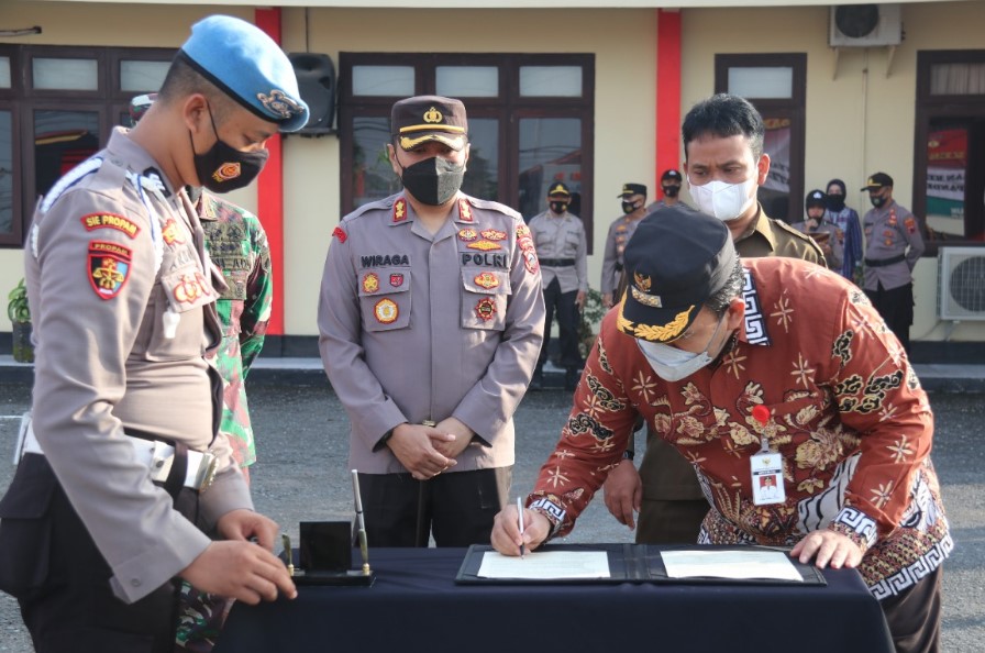 Bupati Blora, Dandim Blora, perwakilan Ketua DPRD Blora, Kapolres Blora, Kepala Kemenag Blora, dan Kepala Kejaksaan Negeri Blora melakukan penandatanganan nota kesepakatan bersama tentang pembatasan kegiatan hajatan masyarakat pada masa pandemi Covid-19 di Kabupaten Blora di halaman Mapolres Blora, pada Jumat (11/6/2021).