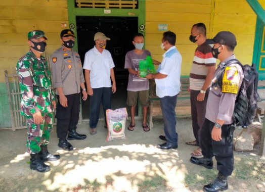 Usai melakukan isolasi karena terpapar Covid-19, empat warga Dukuh Balongsari Desa Balongsari Kecamatan Banjarejo Kabupaten Blora mendapat bantuan paket sembako. Bantuan diserahkan langsung oleh Forkompincam Banjarejo yang terdiri dari Camat Banjarejo M. Zainuri, S. Sos, Danramil 03 Banjarejo Kapten Inf. Subeno dan Kapolsek Banjarejo Iptu Sumaryono, SH, MH, didampingi oleh Kades Balongsari Sutikno bersama Babhinkamtibmas dan Babinsa.