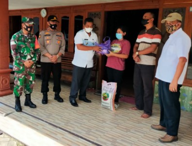 Usai melakukan isolasi karena terpapar Covid-19, empat warga Dukuh Balongsari Desa Balongsari Kecamatan Banjarejo Kabupaten Blora mendapat bantuan paket sembako. Bantuan diserahkan langsung oleh Forkompincam Banjarejo yang terdiri dari Camat Banjarejo M. Zainuri, S. Sos, Danramil 03 Banjarejo Kapten Inf. Subeno dan Kapolsek Banjarejo Iptu Sumaryono, SH, MH, didampingi oleh Kades Balongsari Sutikno bersama Babhinkamtibmas dan Babinsa.
