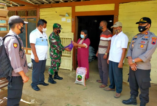 Usai melakukan isolasi karena terpapar Covid-19, empat warga Dukuh Balongsari Desa Balongsari Kecamatan Banjarejo Kabupaten Blora mendapat bantuan paket sembako. Bantuan diserahkan langsung oleh Forkompincam Banjarejo yang terdiri dari Camat Banjarejo M. Zainuri, S. Sos, Danramil 03 Banjarejo Kapten Inf. Subeno dan Kapolsek Banjarejo Iptu Sumaryono, SH, MH, didampingi oleh Kades Balongsari Sutikno bersama Babhinkamtibmas dan Babinsa.