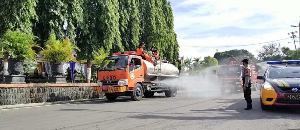 Petugas gabungan yang terdiri dari anggota Polres Blora, Kodim, Batalyon 410/Alugoro, Satpol PP, serta BPBD dan instansi terkait lainnya terus kompak bahu membahu melakukan tindakan percepatan penanganan Covid-19. Salah satunya adalah dengan penyemprotan disinfektan yang dilakukan secara masif. Adapun penyemprotan disinfektan dilaksanakan menggunakan mobil dari BPBD dan Satpol PP Blora dengan pengawalan dari Satlantas Polres Blora dengan rute penyemprotan adalah kawasan Jalan Raya Blora Cepu, Jalan Jendral Sudirman, Jalan Pemuda, Kawasan Alun Alun Blora, dilanjutkan ke arah utara yaitu di pasar pon atau pasar hewan Blora, menyisir jalan raya Blora Rembang dan melakukan penyemprotan disinfektan di pasar tradisional Medang.