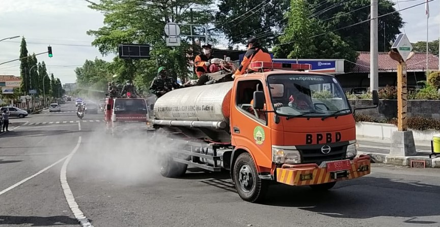 Petugas gabungan yang terdiri dari anggota Polres Blora, Kodim, Batalyon 410/Alugoro, Satpol PP, serta BPBD dan instansi terkait lainnya terus kompak bahu membahu melakukan tindakan percepatan penanganan Covid-19. Salah satunya adalah dengan penyemprotan disinfektan yang dilakukan secara masif. Adapun penyemprotan disinfektan dilaksanakan menggunakan mobil dari BPBD dan Satpol PP Blora dengan pengawalan dari Satlantas Polres Blora dengan rute penyemprotan adalah kawasan Jalan Raya Blora Cepu, Jalan Jendral Sudirman, Jalan Pemuda, Kawasan Alun Alun Blora, dilanjutkan ke arah utara yaitu di pasar pon atau pasar hewan Blora, menyisir jalan raya Blora Rembang dan melakukan penyemprotan disinfektan di pasar tradisional Medang.