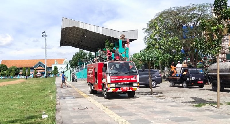 Petugas gabungan yang terdiri dari anggota Polres Blora, Kodim, Batalyon 410/Alugoro, Satpol PP, serta BPBD dan instansi terkait lainnya terus kompak bahu membahu melakukan tindakan percepatan penanganan Covid-19. Salah satunya adalah dengan penyemprotan disinfektan yang dilakukan secara masif. Adapun penyemprotan disinfektan dilaksanakan menggunakan mobil dari BPBD dan Satpol PP Blora dengan pengawalan dari Satlantas Polres Blora dengan rute penyemprotan adalah kawasan Jalan Raya Blora Cepu, Jalan Jendral Sudirman, Jalan Pemuda, Kawasan Alun Alun Blora, dilanjutkan ke arah utara yaitu di pasar pon atau pasar hewan Blora, menyisir jalan raya Blora Rembang dan melakukan penyemprotan disinfektan di pasar tradisional Medang.