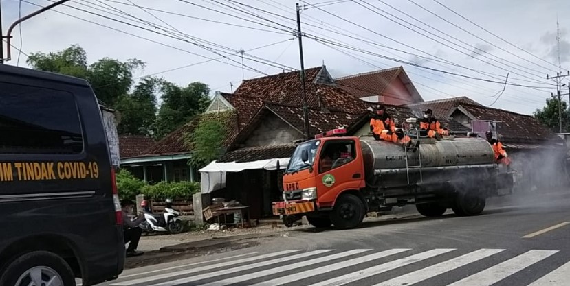 Petugas gabungan yang terdiri dari anggota Polres Blora, Kodim, Batalyon 410/Alugoro, Satpol PP, serta BPBD dan instansi terkait lainnya terus kompak bahu membahu melakukan tindakan percepatan penanganan Covid-19. Salah satunya adalah dengan penyemprotan disinfektan yang dilakukan secara masif. Adapun penyemprotan disinfektan dilaksanakan menggunakan mobil dari BPBD dan Satpol PP Blora dengan pengawalan dari Satlantas Polres Blora dengan rute penyemprotan adalah kawasan Jalan Raya Blora Cepu, Jalan Jendral Sudirman, Jalan Pemuda, Kawasan Alun Alun Blora, dilanjutkan ke arah utara yaitu di pasar pon atau pasar hewan Blora, menyisir jalan raya Blora Rembang dan melakukan penyemprotan disinfektan di pasar tradisional Medang.