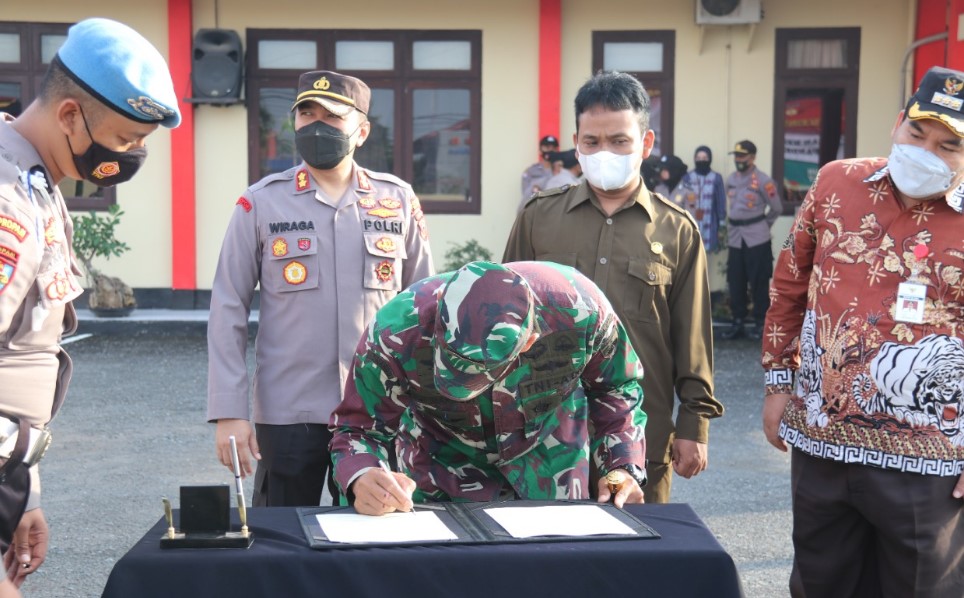 Bupati Blora, Dandim Blora, perwakilan Ketua DPRD Blora, Kapolres Blora, Kepala Kemenag Blora, dan Kepala Kejaksaan Negeri Blora melakukan penandatanganan nota kesepakatan bersama tentang pembatasan kegiatan hajatan masyarakat pada masa pandemi Covid-19 di Kabupaten Blora di halaman Mapolres Blora, pada Jumat (11/6/2021).
