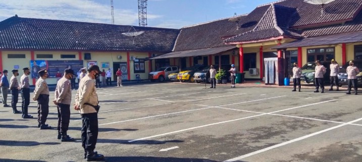 Kabag Sumda Polres Blora Kompol Sunarso, SH, MH bersama Pejabat Utama Polres Blora, para kasi, kanit serta anggota dan PNS Polres Blora menekankan kepada anggota tentang pentingnya protokol kesehatan, menyikapi meningkatnya kasus Covid-19 di Kabupaten Blora