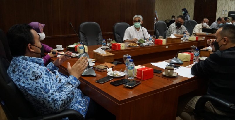 Bupati H. Arief Rohman, S.IP, M.Si dan Wakil Bupati Tri Yuli Setyowati, ST., MM, TNI-Polri dan para direktur RSUD baik RSUD dr. R. Soetijono Blora maupun direktur RSUD dr. R. Soeprapto Cepu untuk rakor terbatas SOP IGD , bersama Satgas Covid-19.