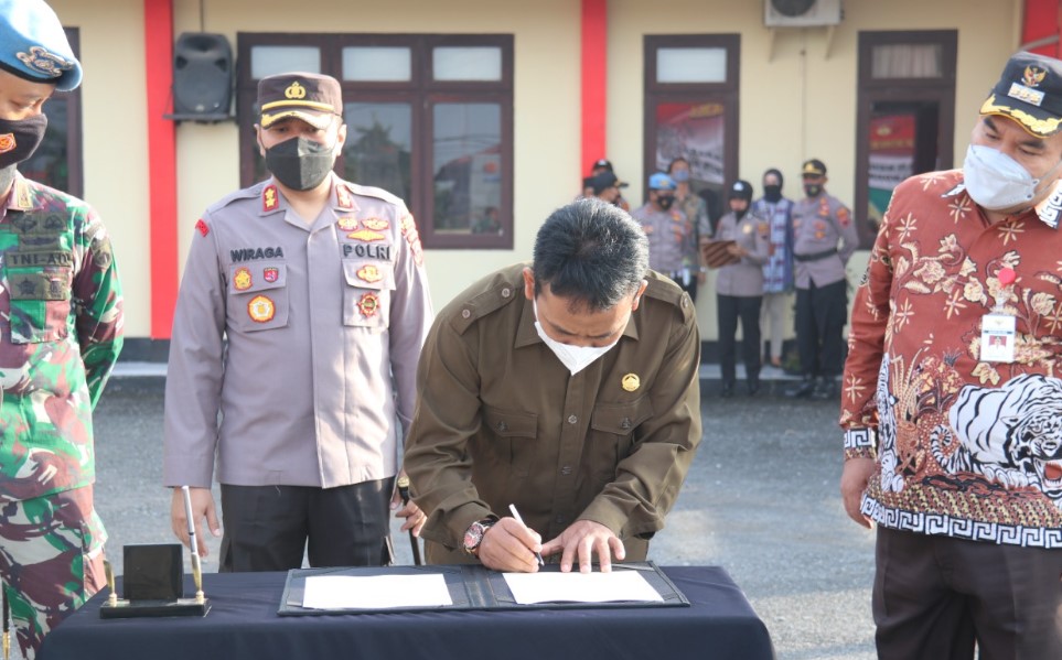 Bupati Blora, Dandim Blora, perwakilan Ketua DPRD Blora, Kapolres Blora, Kepala Kemenag Blora, dan Kepala Kejaksaan Negeri Blora melakukan penandatanganan nota kesepakatan bersama tentang pembatasan kegiatan hajatan masyarakat pada masa pandemi Covid-19 di Kabupaten Blora di halaman Mapolres Blora, pada Jumat (11/6/2021).