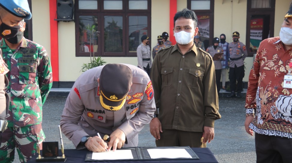 Bupati Blora, Dandim Blora, perwakilan Ketua DPRD Blora, Kapolres Blora, Kepala Kemenag Blora, dan Kepala Kejaksaan Negeri Blora melakukan penandatanganan nota kesepakatan bersama tentang pembatasan kegiatan hajatan masyarakat pada masa pandemi Covid-19 di Kabupaten Blora di halaman Mapolres Blora, pada Jumat (11/6/2021).