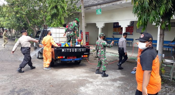 Penyemprotan disinfektan dilaksanakan menggunakan mobil dari BPBD Blora. Selain penyemprotan disinfektan, dalam kegiatan tersebut anggota Polres Blora juga menyampaikan imbauan kepada masyarakat agar disiplin dalam menaati instruksi pemerintah terkait Covid-19. Iringan mobil patroli kepolisian dengan pengeras suara menyampaikan imbauan diiringi mobil penyemprot disinfektan dengan operator dari petugas Polres Blora, Kodim /0721 Blora dan petugas BPBD.