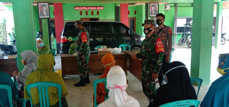Petugas gabungan Polsek Ngawen Polres Blora Polda Jawa Tengah bersama Koramil Ngawen Kodim 0721/Blora memantau kegiatan vaksinasi Covid-19 kepada warga lanjut usia di Balai Desa Bogowanti, Sabtu, (19/6/2021). Pemantauan petugas gabungan TNI Polri tersebut dilakukan untuk memastikan keamanan dan kelancaran vaksinasi Covid-19 dan membantu pihak tenaga kesehatan untuk menertibkan kehadiran warga yang hendak divaksin.
