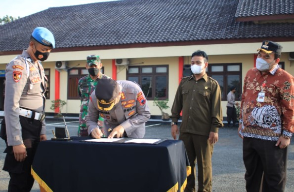 Kapolres Blora AKBP Wiraga Dimas Tama, SIK menandatangani nota kesepakatan tentang pembatasan kegiatan hajatan masyarakat di tengah pandemi Covid-19, bertempat di Halaman Depan Mapolres Blora Polda Jawa Tengah, pada Jumat (11/6/2021).