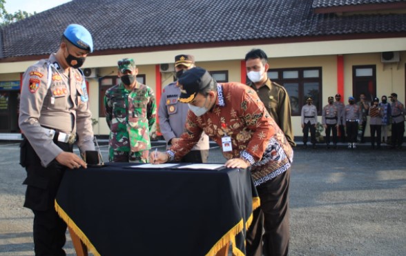 Bupati H. Arief Rohman, SIP, M. Si menandatangani nota kesepakatan tentang pembatasan kegiatan hajatan masyarakat di tengah pandemi Covid-19, bertempat di Halaman Depan Mapolres Blora Polda Jawa Tengah, pada Jumat (11/6/2021).