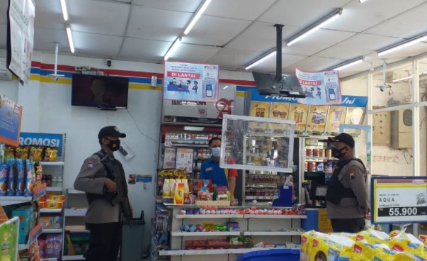 Polsek Jati Polres Blora menggelar patroli protokol kesehatan dilokasi keramaian masyarakat seperti kawasan pertokoan, pasar, pemukiman penduduk dan obyek vital diwilayah setempat.