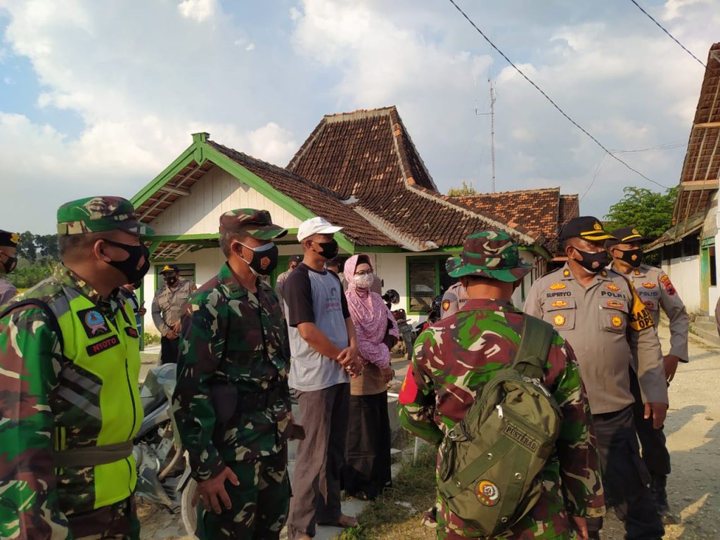Anggota Polres Blora, Kodim, Yonif 410/Alugoro, BPBD, Satpol PP serta tenaga kesehatan dan perangkat desa setempat melakukan penyemprotan disinfektan di lokasi pemukiman warga serta tempat fasilitas umum.