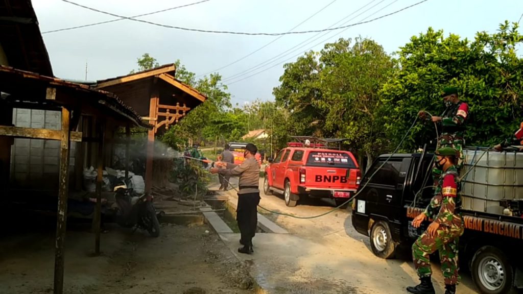 Anggota Polres Blora, Kodim, Yonif 410/Alugoro, BPBD, Satpol PP serta tenaga kesehatan dan perangkat desa setempat melakukan penyemprotan disinfektan di lokasi pemukiman warga serta tempat fasilitas umum.