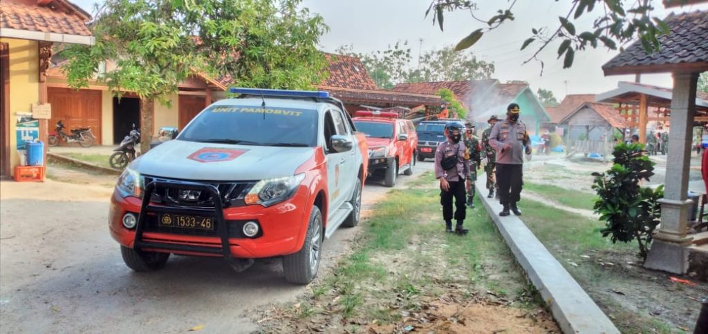 Anggota Polres Blora, Kodim, Yonif 410/Alugoro, BPBD, Satpol PP serta tenaga kesehatan dan perangkat desa setempat melakukan penyemprotan disinfektan di lokasi pemukiman warga serta tempat fasilitas umum.