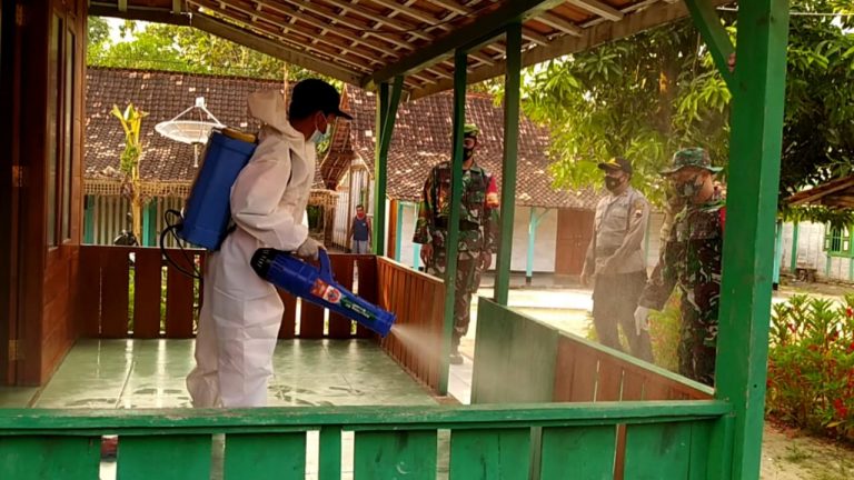 Anggota Polres Blora, Kodim, Yonif 410/Alugoro, BPBD, Satpol PP serta tenaga kesehatan dan perangkat desa setempat melakukan penyemprotan disinfektan di lokasi pemukiman warga serta tempat fasilitas umum.