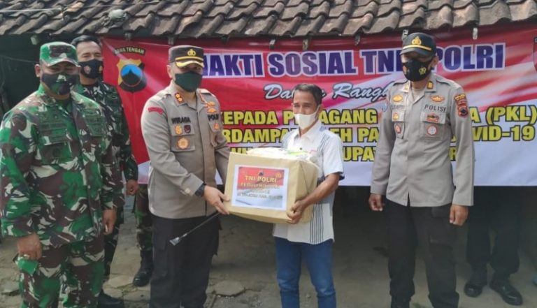 Kapolres Blora Polda Jawa Tengah AKBP Wiraga Dimas Tama, SIK bersama Dandim 0721/Blora Letkol Andy Soelistyo Kurniawan Putro, S. Sos, M.Tr.Han membagikan bantuan sosial kepada masyarakat terdampak Covid-19 di wilayah Kecamatan Cepu, Selasa (13/7/2021). Ikut hadir dalam kegiatan tersebut Pejabat Utama Polres Blora, Forkopincam Cepu, Ketua PWI Blora beserta anggota, Tim Relawan ACT Care For Humanity, serta relawan lainnya dan pengurus Paguyuban PKL Taman Seribu Lampu Cepu.