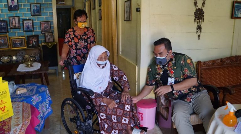 Vaksinasi untuk lansia