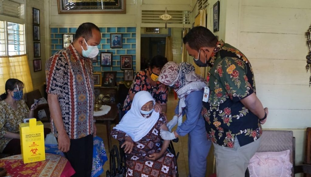 Vaksinasi untuk lansia