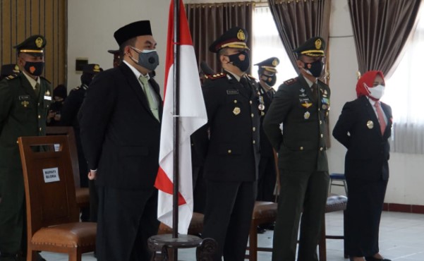 Forkopimda Kabupaten Blora Jawa Tengah yang terdiri dari Bupati Blora H. Arief Rohman, SIP, M.Si, Wakil Bupati Blora Tri Yuli Setyowati, ST, MM, Dandim 0721/Blora Letkol Inf Ali Mahmudi, SE, MM, Kapolres Blora AKBP Wiraga Dimas Tama, SIK, beserta Forkopimda Blora Lainnya dan Ketua DPRD Blora H. M.Dasum, SE, M.MA mengikuti upacara Hari Bhayangkara Ke 75 secara virtual di Aula Arya Guna Polres Blora, pada Kamis, (01/7/2021).