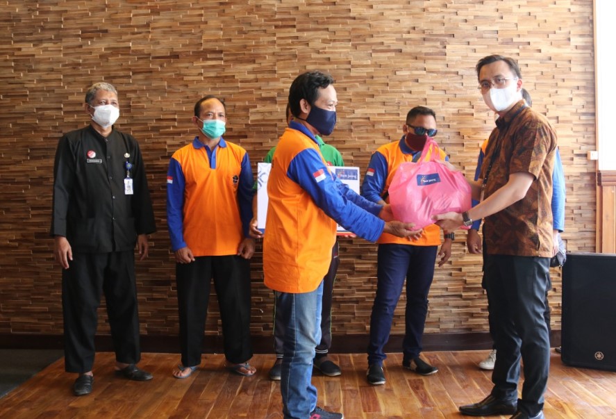 RATUSAN PKL Terima Ribuan PAKET SEMBAKO